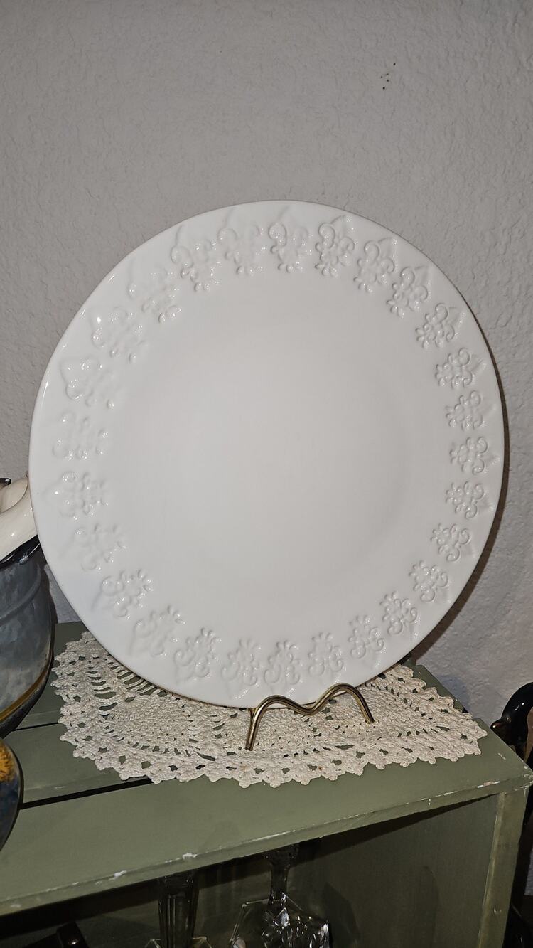 Maioliche Jessica made in Italy Flor de Lis pattern charger